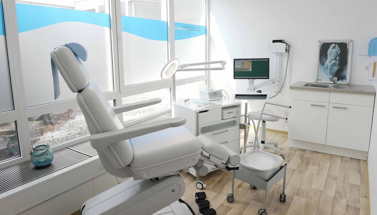 Behandlungsraum der Main-Podologie mit Behandlungsstuhl am Fenster