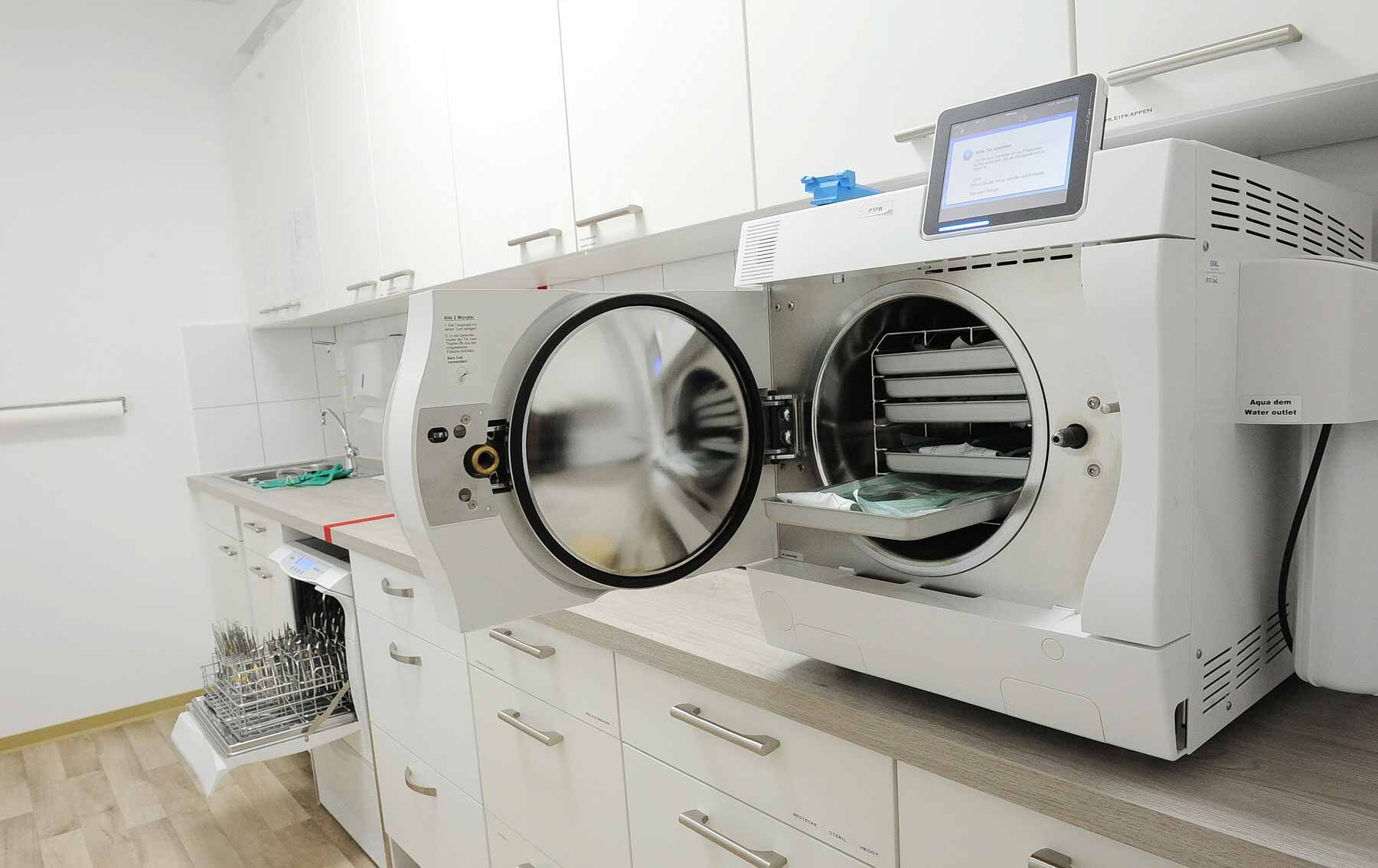 Aufbereitungsraum mit Sterilisator und Instrumentenreinigung in der Main-Podologie